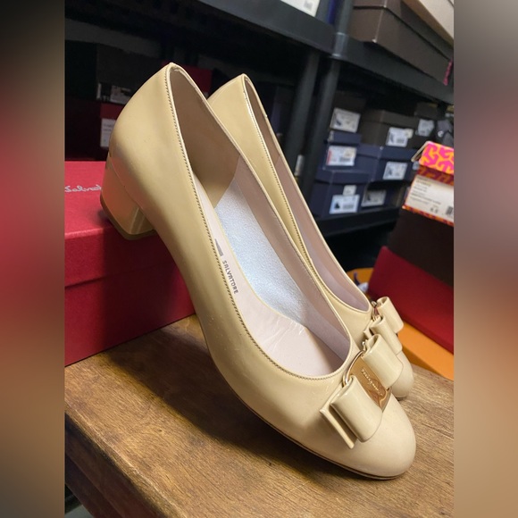 Ferragamo classic Kitten Height pump - Picture 2 of 2